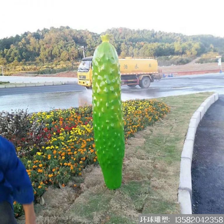 玻璃钢黄瓜雕塑安装完成 栩栩如生 